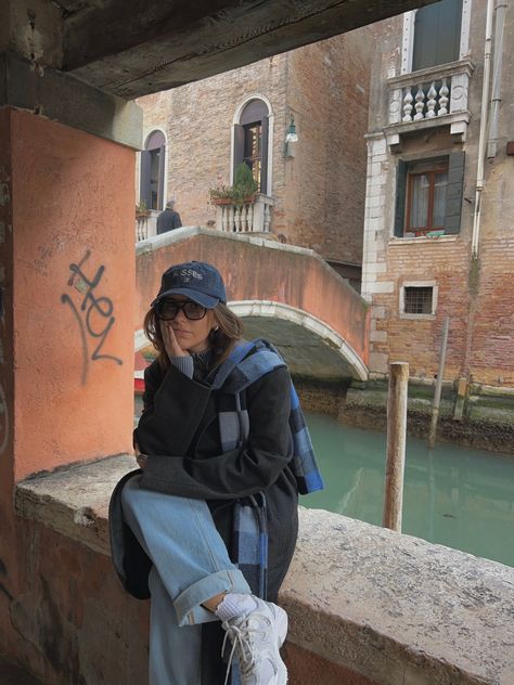 Italy, girl, aesthetic outfit, denim, venezia Venice In Winter Outfit, Venice Photo Ideas Winter, Venice Outfit Fall, Venice Winter Outfit, Outfit Venezia, Italy Aesthetic Winter, Winter Italy Outfit, Italy Winter Aesthetic, Italy Girl Aesthetic