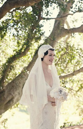 Wedding hairstyles for brides with short hair and veils. handmade veil, transforming a 1920′s Juliet cap into a traditional flapper veil.  If only I was planning my wedding again. Damn 43 years too late! Brides With Short Hair, Hairstyles For Brides, Juliet Cap Veil, Short Hair Bride, Juliet Cap, Cap Veil, Bridal Cap, Vintage Veils, Wedding Hairstyles Bride