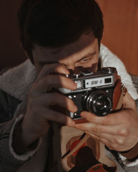 man in gray sweater holding black and silver camera photo – Free Person Image on Unsplash Camera Reference, Free Person, Popeye Magazine, Art Theory, Body Reference, Gray Sweater, Pose Reference Photo, Photo Reference, Drawing Reference Poses