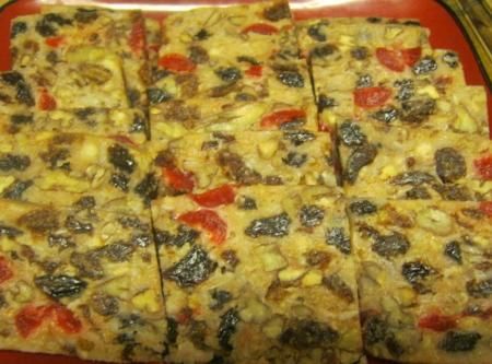 Icebox Vanilla Wafer Fruit Cake: will leave out the dates and raisins and maybe the cherries No Bake Fruit Cake Recipe, Icebox Fruit Cake Recipe, Vanilla Wafer Cake, Fruit Cake Recipe, Vanilla Wafer, Cake Light, Cookie Cake Pie, Fruitcake Recipes, Baked Fruit