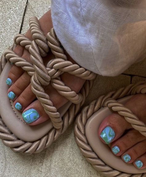 Blue Pedicure Ideas, Spring Toe Nail Designs, Pedicure Azul, Blue Pedicure, Blue Toe Nails, Subtle Nail Art, Pro Nails, Feet Nail Design, Pedicure Ideas