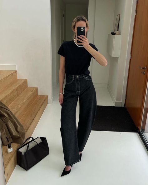 All posts • Instagram Barrel Jeans Outfit, London Clothes, Anouk Yve, Gender Fluid Fashion, Barrel Jeans, Jeans Street Style, Trendy Pants, Pointed Pumps, Posh Style