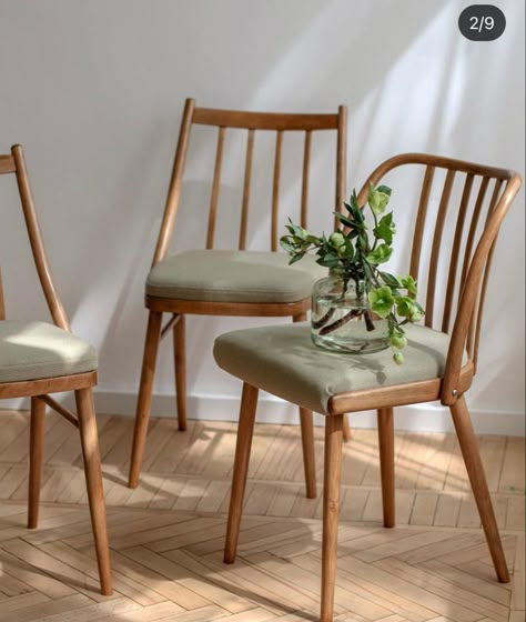 Wooden Chair Makeover Ideas, Refurbished Dining Chairs, Refurbished Chairs, Kitchen Table Chairs, Vintage Dining Room, Casa Vintage, Kitchen Chair, Wooden Dining Chairs, Vintage Dining Chairs