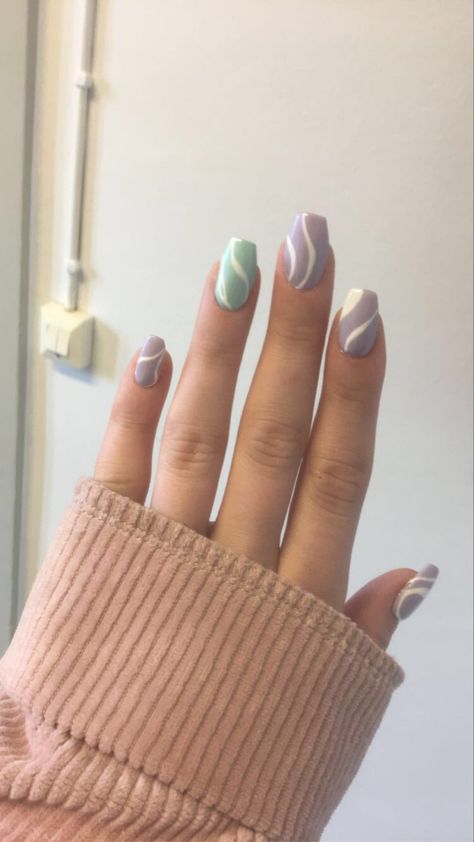 Mint And Lavender Nails, Mint Green And Lilac Nails, Lilac And Mint Nails, Lavender And Sage Green Nails, Pastel Beach Nails, Pastel Green And Purple Nails, Green And Lavender Nails, Green Beach Nails, Lavender And Green Nails