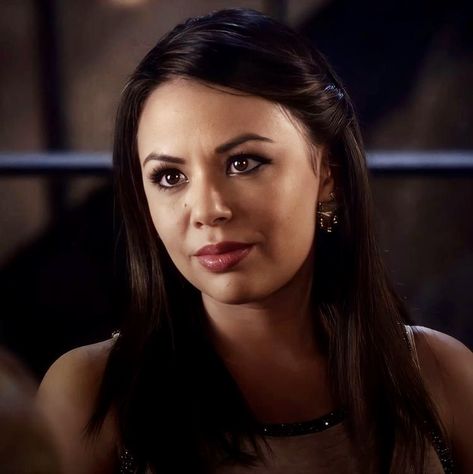 Mona Vanderwaal Icons, Intj Characters, Mona Vanderwaal, Pll Outfits, The Dark Lord, Janel Parrish, Pretty Little Liars Fashion, Character Icons, Wicked Game