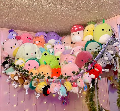 Plush Organization, Squishmallows Display, Plushies Decor, Squishmallows Storage, Squishmallow Display, Squish Mallows, Neon Bedroom, Room Organisation, Cute Squishies