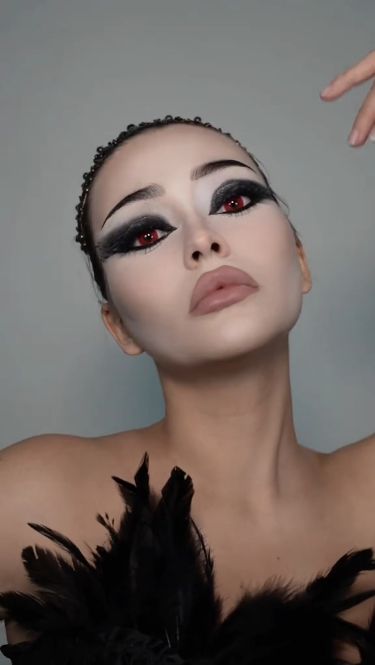 Black Swan Custom, Halloween Black Swan Makeup, Black Swan Makeup Look, Black Swan Costume Makeup, Halloween Prosthetic Makeup, Black Swan Eyes, Black Swan Make Up, Black Swan Cosplay, Black Swan Makeup Halloween