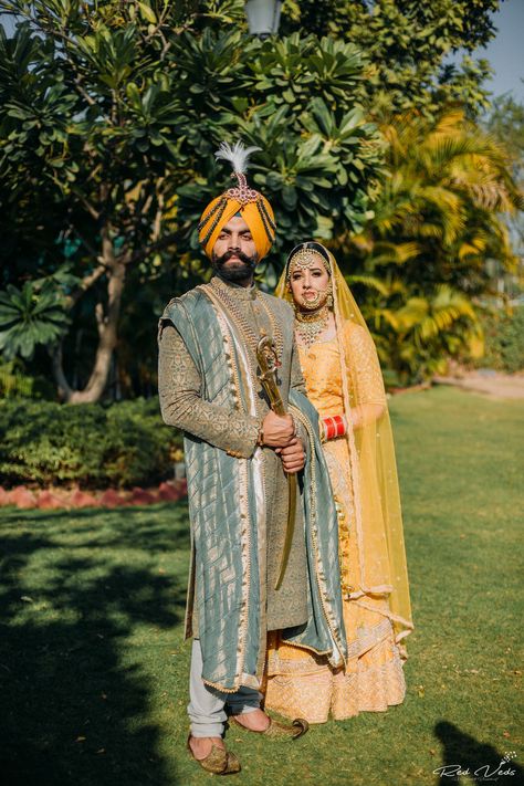 Stunning Anand Karaj With A Mango Yellow Bridal Lehenga Punjabi Groom Outfit, Punjabi Wedding Photography, Wedding Matching Outfits, Bridal Suits Punjabi, Wedding Turban, Bridal Outfit Ideas, Maharashtrian Wedding, Wedding Lengha, Sikh Bride