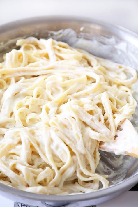 No Need to Go Out — Make Olive Garden's Alfredo at Home! Olive Garden Alfredo Recipe, Olive Garden Alfredo Sauce Recipe, Olive Garden Alfredo, Keto Spaghetti, Dairy Free Alfredo Sauce, Protein Shake Diet, Olive Garden Alfredo Sauce, Olive Garden Recipes, Alfredo Sauce Recipe