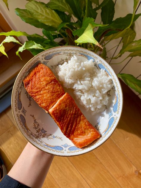 Salmon Lunch Aesthetic, Cooked Salmon Aesthetic Food, Salmon Food Astethic, Grilled Salmon Aesthetic, Salmon Aesthetic Food, Fish Dinner Aesthetic, Salmon Dinner Aesthetic, Pescatarian Aesthetic, Fish Aesthetic Food