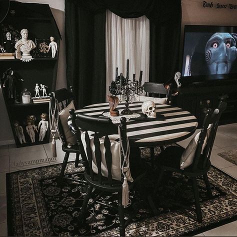 Goth Dining Room, Spooky Living Room, Gothic Dining Room, Goth Living Room, Casa Rock, Apartment Decorating Living, Halloween Room Decor, Texas Chainsaw, Dark Home Decor