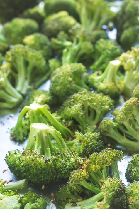 Perfect with paired with grilled chicken, steak or other favorite protein food, this Low FODMAP Spicy Roasted Broccoli recipe is an easy side dish and a great way to get your greens. | funwithoutfodmaps.com | #lowfodmap #broccoli #sidedish Ibs Friendly Food, Easy Veggie Side Dish, Fodmap Food, Fodmap Friendly Recipes, Roasted Broccoli Recipe, Scd Diet, Garlic Infused Olive Oil, Protein Food, Fodmap Friendly