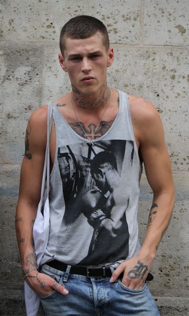 Norman Theuerkorn Norman Theuerkorn, Chicos Fashion, Walking Outfits, Rough Trade, Fashion Grunge, Boy Tattoos, Inked Men, Grunge Style, Hottest Trends