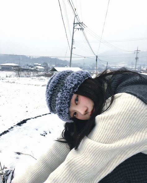 Winter Photo Inspiration, Winter Poses Photography, Winter Outside Photoshoot Ideas, Japan Instagram Photos Winter, Pictures In Snow Ideas, Winter Pics Ideas, Winter Pose Ideas, Snow Pictures Instagram Aesthetic, Pose In Snow