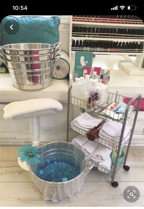 Beauty Salon Pedicure Station, Pedicure Cart Ideas, Mini Nail Salon At Home, Manicure Set Up, At Home Pedicure Station, Nail Salon Shed, Pedicure Bowl Ideas, Pedicure Set Up, Small Pedicure Station Ideas