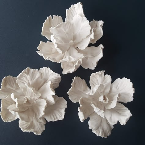 Set of 3 Porcelain Flowers - hand sculpted Parrot Tulip inspired flower set- wall décor - table decoration by ACceramicatelier on Etsy Clay Art Flowers, Ceramic Flowers How To Make, Flower Ceramics, Pottery Flowers, Parrot Tulip, Décor Table, Flower Sculpture, Ceramic Wall Hanging, Pottery Kiln