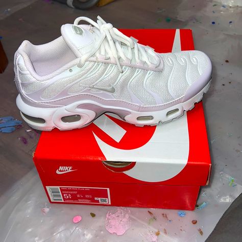 Brand New!!! Gradeschool Nike Air Max Plus Size 5.5y Nike Air Max Plus Outfit, Air Max Plus Outfits, Nike Tn, Shoes Nike Air, Nike Air Max Plus, Air Max Plus, Nike White, Kids Nike, Shoes Nike