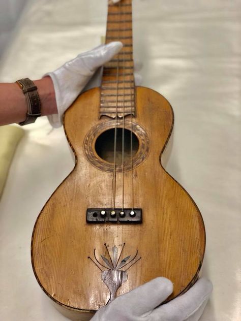 Ukulele Aesthetic Vintage, Pretty Ukulele, Beautiful Ukulele, Ukulele Playing, Vintage Ukulele, Hawaii Ukulele, Hawaiian Ukulele, Ukulele Lesson, Ukulele Music