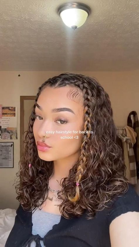 Back To School Hairstyle, Healthy Curly Hair, Pinterest Cute, Hair Routine Curly, Curly Hair Bangs, Curly Hair Ideas, Mixed Curly Hair, Cute Curly Hairstyles, Bangs Curly