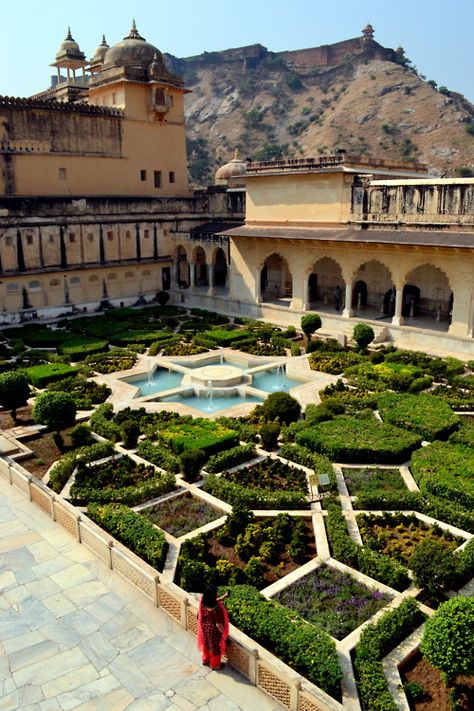 palace of winds- jaipur Large Garden Landscaping, Hamptons Garden Landscaping, Hamptons Garden, Hampton Garden, Hawa Mahal, Amazing India, Mughal Architecture, Palace Garden, Large Garden