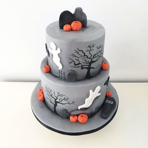 Two tier Halloween cake with pumpkins, bats and ghosts by Blossom & Crumb Bat Cake, Halloween Cake Ideas, Halloween Wedding Cakes, Halloween 1st Birthdays, Halloween Birthday Cakes, Peanuts Birthday, 14th Birthday Cakes, Tier Cakes, 2 Tier Cake