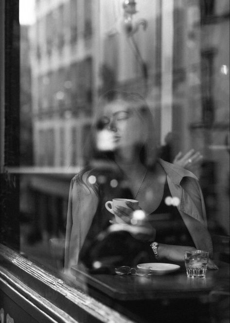 City Shoot, Black And White Coffee, Art Photography Portrait, Vintage Photoshoot, Dreamy Photography, Street Portrait, Coffee Photos, Coffee Girl, Coffee Photography