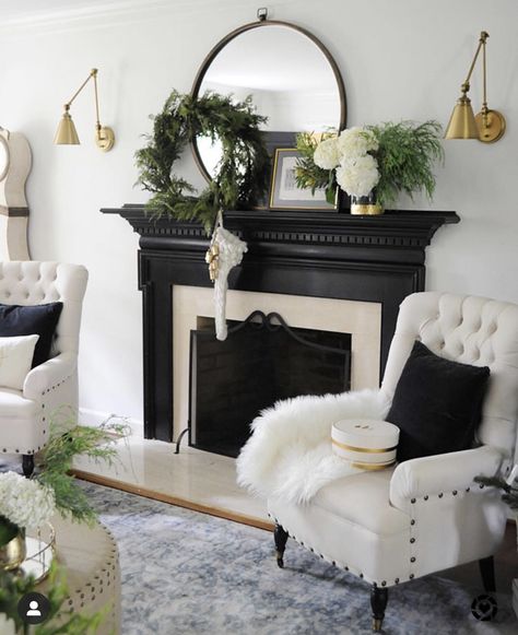 Christmas Mantle Decor Fireplaces, Black Fireplace Mantel, Christmas Tree Living Room, Tree Living Room, Farmhouse Decor Trends, Black Mantle, Fireplace Mantle Decor, Black Fireplace, Christmas Mantle Decor