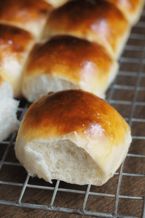 This Texas Roadhouse rolls copycat recipe is an exact replica of the buttery rolls served at the restaurant. Make them tonight, and bring the dining out experience right into your own home. Thanksgiving Rolls, Texas Roadhouse Rolls, Buttery Rolls, Fluffy Dinner Rolls, Peanut Butter Fudge Easy, Kinds Of Pie, Quick Easy Dinner, Instant Yeast, Bread Rolls