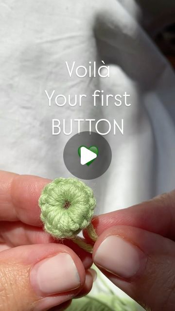 How To Crochet A Button, Crochet A Button, Button Making, Crochet Button, Form Crochet, Crochet Buttons, Diy Buttons, Heart Button, Embroidery Craft