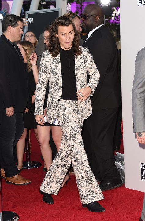 This floral masterpiece that lets us bluntly know that Harry is at one with mother nature. Harry Styles Best Outfits, Harry Styles Red Carpet, Harry Styles Gucci, Grammy Outfits, Harry Styles 2015, Harry Outfits, Floral Suit, Harry Styles Outfit, Most Stylish Men