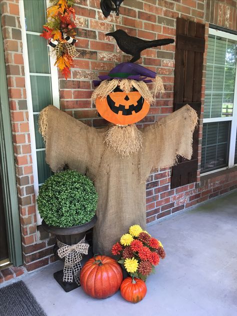 Fall Porch Decorating Ideas Scarecrow, Diy Scarecrow For Porch, Shutter Scarecrow Diy, Outdoor Fall Decor Scarecrow, Diy Fall Front Porch Decor, Diy Wooden Scarecrow For Porch, Fall Front Porch Decor Ideas, Front Porch Decor Ideas, Halloween Outside