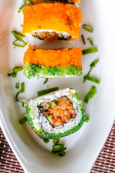 Spicy Salmon Sushi Roll w/ alternating Roes Wrap-around Inside Out Sushi, Spicy Salmon Roll, Spicy Salmon Sushi, Salmon Sushi Rolls, Sushi Recipes Homemade, Salmon Roll, Sashimi Sushi, Salmon Sashimi, Sushi Dishes