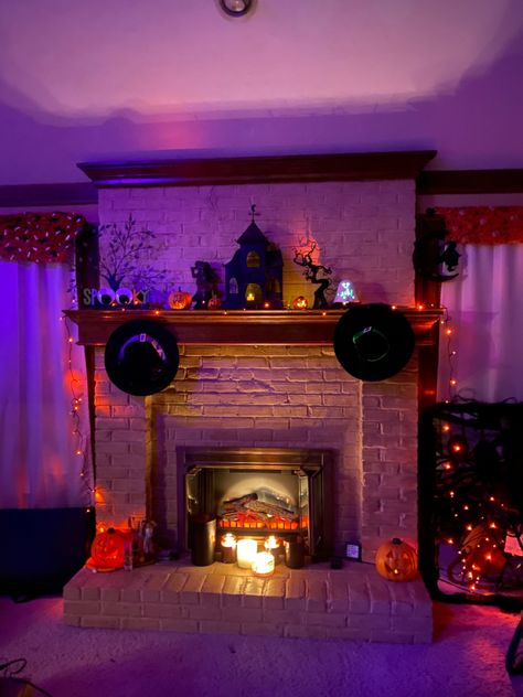 Living room fireplace and mantle decor gor Halloween party Fireplace And Mantle, Witches Tea, Living Room Fireplace, Room Fireplace, Holiday Halloween, The Fireplace, Fireplace Mantle, Mantle Decor, Living Room With Fireplace