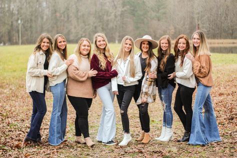 Standing Group Poses, Large Group Photoshoot, Group Photoshoot Poses, Exec Photoshoot, Bachelorette Photoshoot, Photoshoot With Friends, Group Photo Ideas, Outdoor Poses, Softball Photography