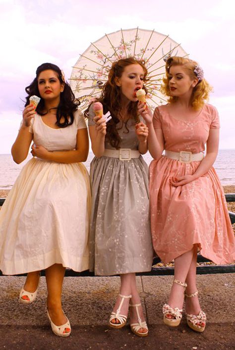 Vintage. 50s Aesthetic, Vintage Bridesmaid Dresses, Vintage Bridesmaids, Renee Zellweger, Three Women, Chloe Sevigny, Look Retro, Dapper Day, Ice Cream Cones