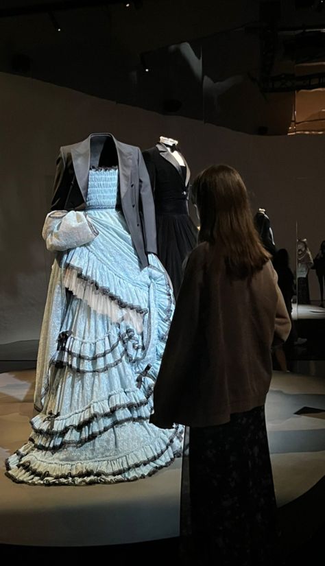 Fashion Vogue Aesthetic, Harry Styles Museum, V&a Museum London, Harry Coded Outfits, V&a Museum, Vogue Harry Styles, How To Dress Like Harry Styles, Harrie Aesthetic, Harry Styles Outfits