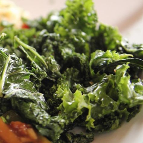 Quick Pan-Fried Kale by Ree Drummond Daniel Fast Snacks, Fast Snacks, Types Of Kale, Crunchy Kale, Fried Kale, Fast Appetizers, Ree Drummond Recipes, Kale Recipe, Kale Caesar Salad