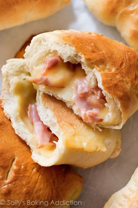 Make freezer-friendly homemade ham & cheese pockets with this easy recipe! Quick to reheat on the go! sallysbakingaddiction.com Cheese Pockets, Hot Pocket Recipes, Hot Ham And Cheese, Homemade Hot Pockets, Homemade Ham, Easy Pizza Dough, Homemade Bagels, Homemade Dough, Hot Pockets