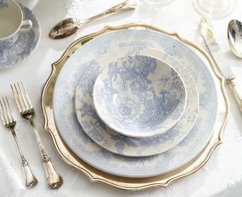 Pale blue toile plates and sterling charger Smart Tiles, Living In London, Beautiful Table Settings, Pretty Tables, Set The Table, White China, China Patterns, Beautiful Dishes, Ralph Lauren Home