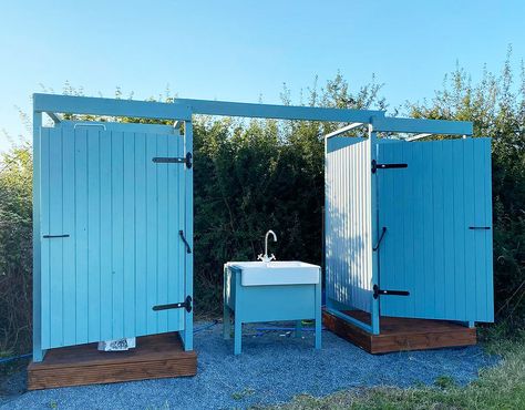 Outdoor Toilet And Shower Ideas, Outdoor Toilet Ideas, Rustic Shower Ideas, Outdoor Toilet And Shower, Event Space Design, Outside Showers, Outdoor Shower Diy, Outdoor Bathroom Design, Outdoor Toilet