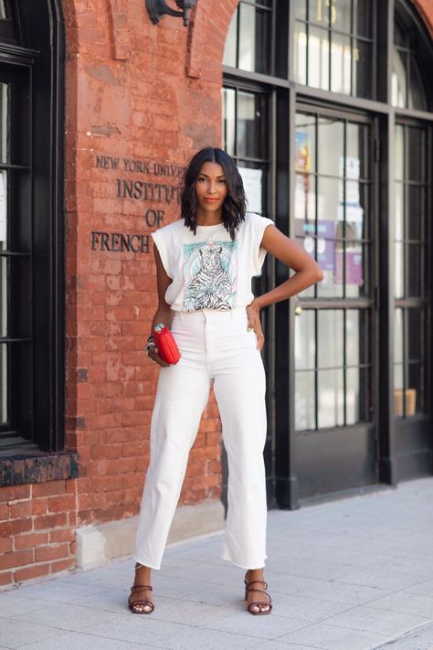 Graphic Tee Shirt Outfit, Red Purse Outfit, Athleisure Chic, Graphic Tee Outfits, White Graphic Tee, Fashion Friends, Summer Styles, Next Clothes, Dressing Up