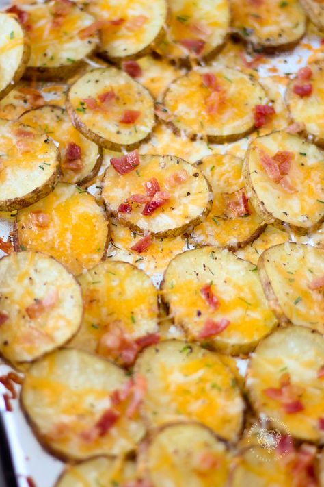 Loaded Potato Slices Loaded Potato Slices, Spinach And Artichoke Dip Recipe, Loaded Potatoes, Baked Potato Slices, Appetizer Party, Spinach And Artichoke Dip, Smart School House, Potato Slices, Artichoke Dip Recipe