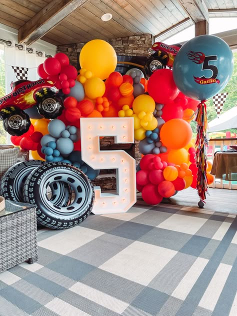 Hotwheels Bday Party Ideas, Hot Wheels Monster Truck Birthday Party, Hot Wheel Backdrop, Hot Wheels Balloon Backdrop, Hot Wheels Theme Birthday Party Decorations, Race Car Bday Theme, Hot Wheels Birthday Party Decor, Cars Birthday Party Backdrop, Hot Wheel City Birthday