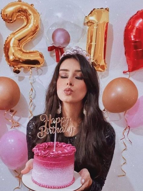 21st Birthday Photoshoot Ideas, 21st Birthday Banner, Birthday Photoshoot Ideas, Turning 21, Birthday Goals, 21st Birthday Photoshoot, Cute Birthday Pictures, Birthday Post Instagram, Queen Birthday