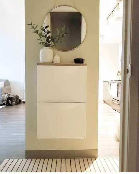 Ikea Trones, Vstupná Hala, Ikea Entryway, Hal Decor, Hallway Ideas Colour, Home Entrance Decor, Ikea Hacks, Shoe Cabinet, Ikea Hack