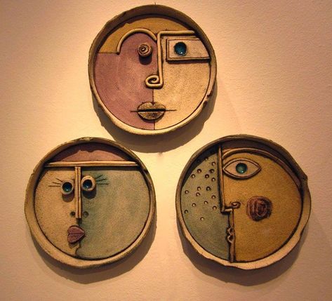 Kids Ceramics Projects, Assiette Design, Clay Wall Art, Keramik Design, Ceramic Wall Art, Clay Wall, Ceramics Pottery Art, Pottery Sculpture, Plate Art