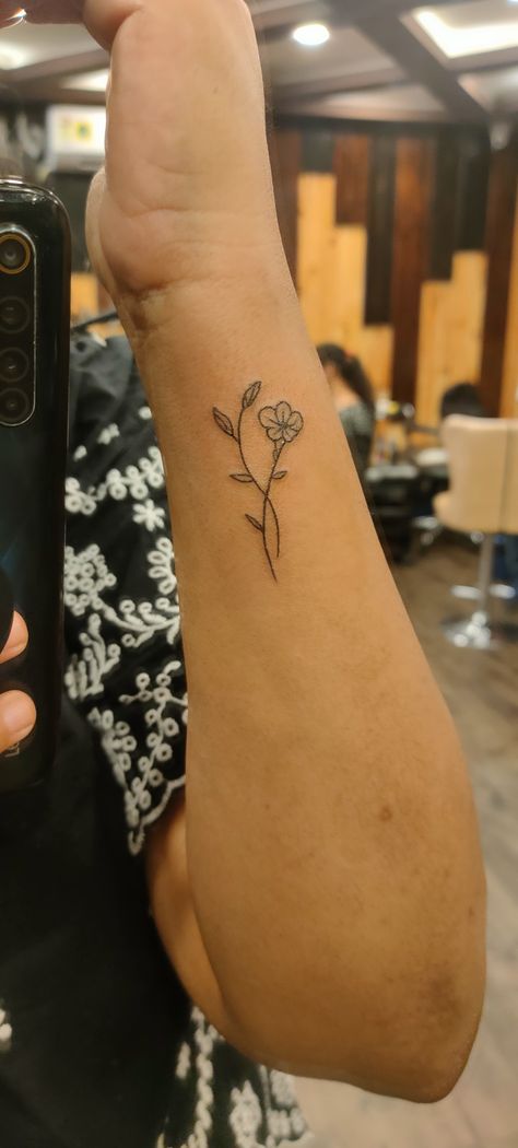 Asthmatic Tattoo Ideas, Outer Wrist Flower Tattoo, Small Flower Hand Tattoos For Women, Small Flower Tattoos On Arm, Birth Follower Tattoo, Tattoo Ideas Dedicated To Parents, Tiny First Tattoos, Flower Tattoos For Memory Of Loved Ones, Flower Tattoos Arm Forearm