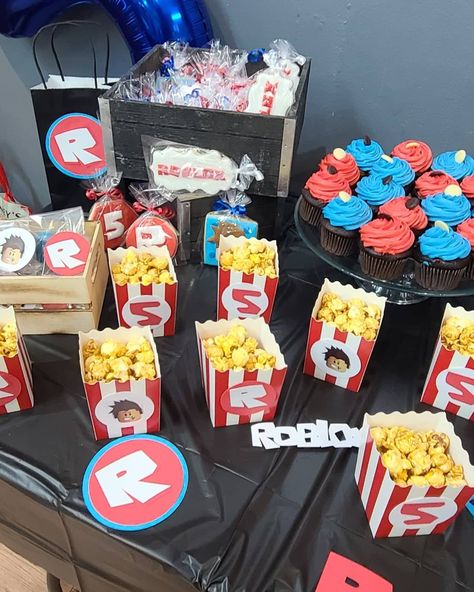 Roblox Birthday Food Ideas, Roblox Food Ideas, Roblox Party Food, Roblox Party Favors, Roblox Birthday Party Ideas, Roblox Birthday Cake, Roblox Party, 7th Birthday Party Ideas, Candy Kabobs