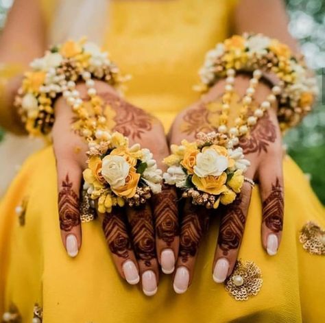 Gaye Holud Ornaments, Haldi Gajra In Hands, Flower Ornaments For Haldi, Haldi Accessories For Bride, Haldi Ornaments For Bride, Haldi Accessories, Haldi Floral Jewelry, Haldi Stills, Haldi Ornaments