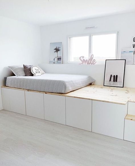 Bed Platform, Diy Bathroom Furniture, Diy Furniture For Small Spaces, Pallet Furniture Living Room, Diy Apartment Furniture, Furniture Small Spaces, Pallet Furniture Bedroom, Small Room Design, Tiny Bedroom